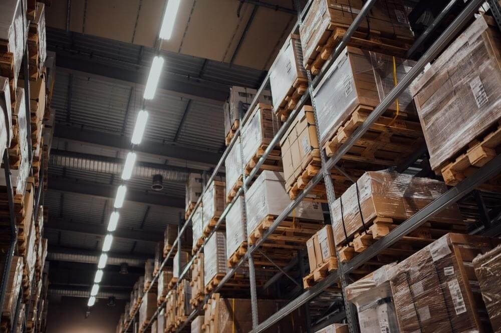 Integrated material handling in a warehouse